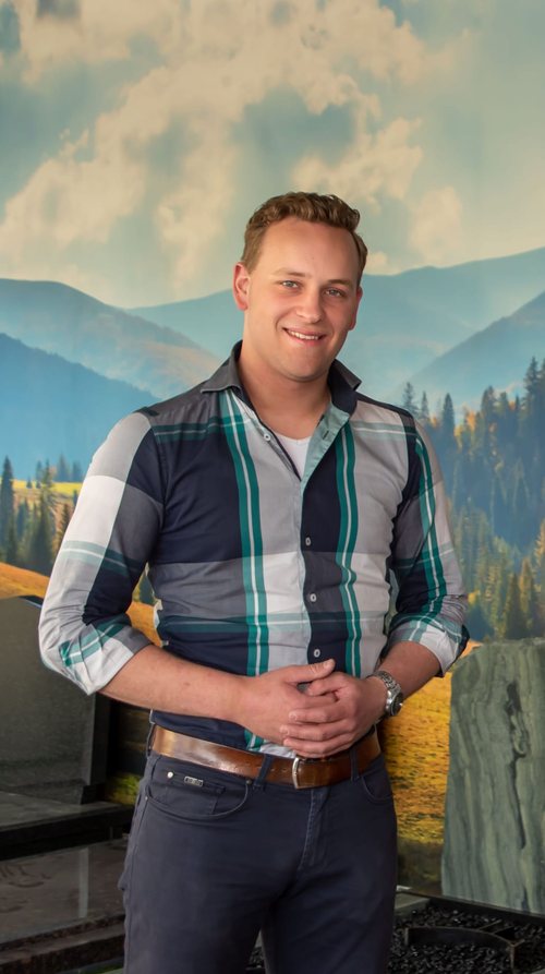 Wim, vakman van Grafsteenatelier